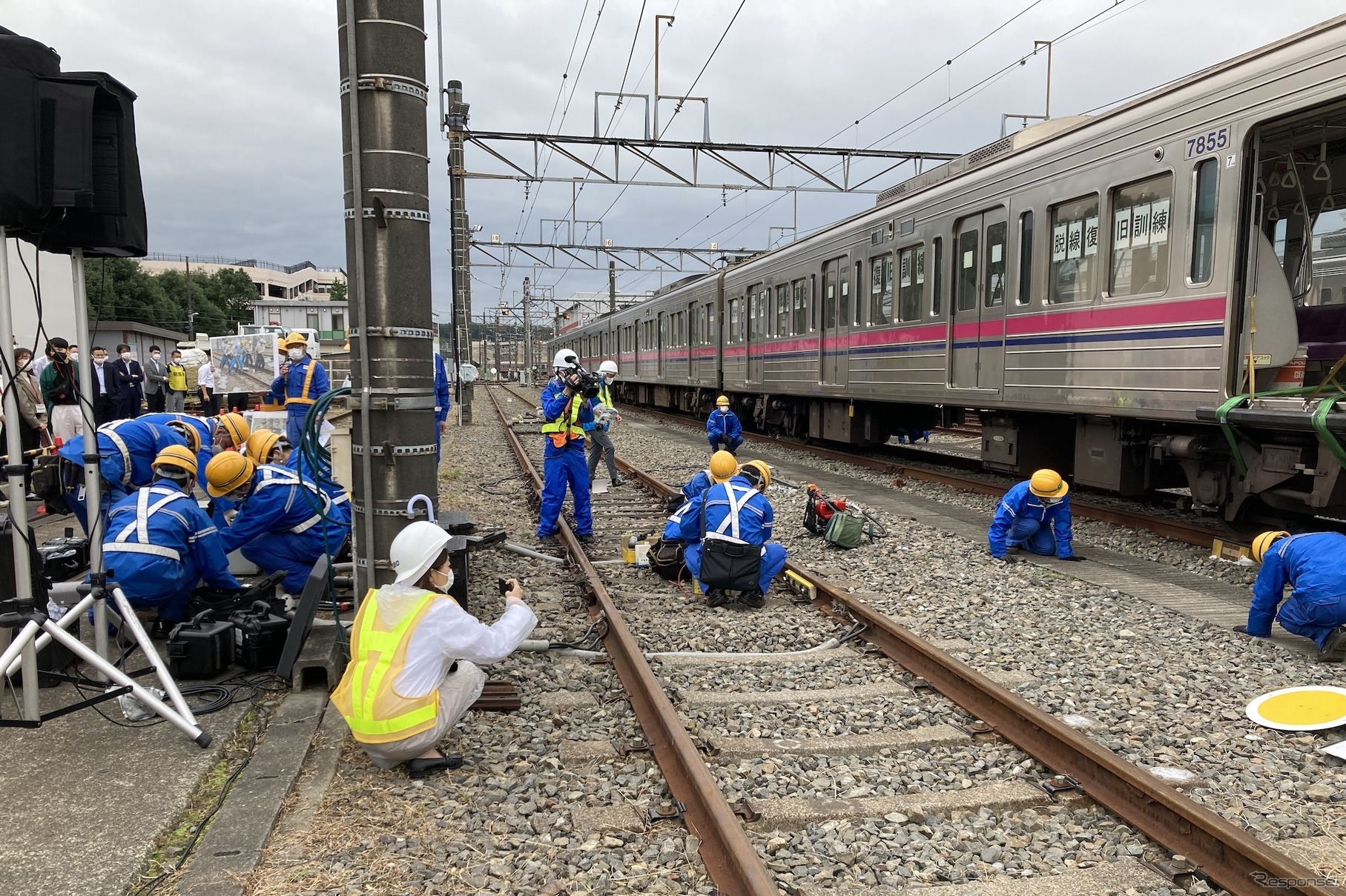 京王電鉄・総合事故復旧訓練：断線したレールの復旧。各訓練項目は並行して実施されるものもあった。