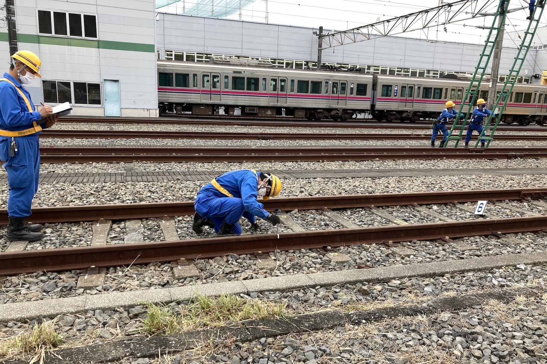 京王電鉄・総合事故復旧訓練：レール位置の測定・確認