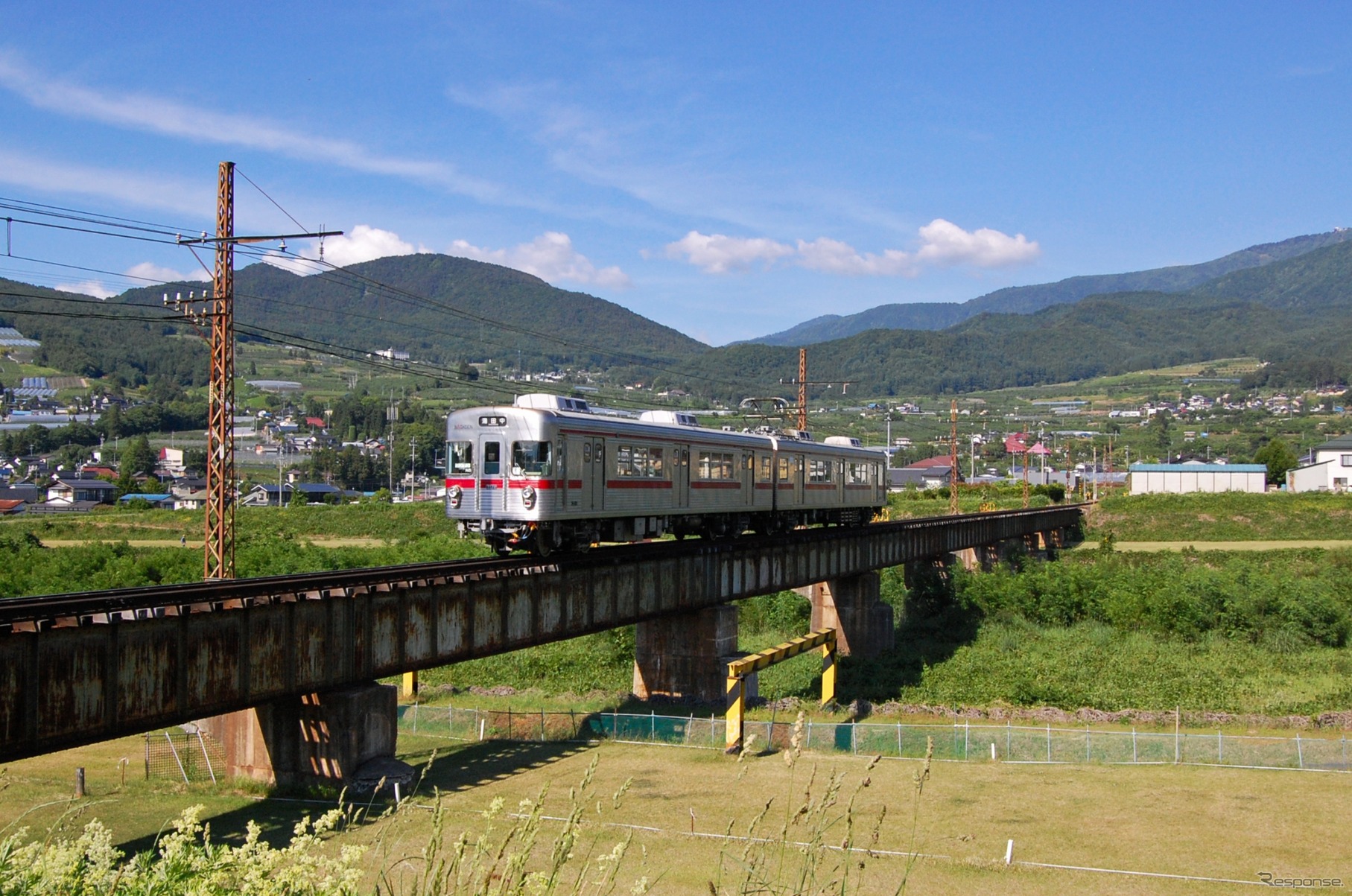 長野電鉄長野線を走る3500系。2001年には3600系とともに6本が冷房化された。