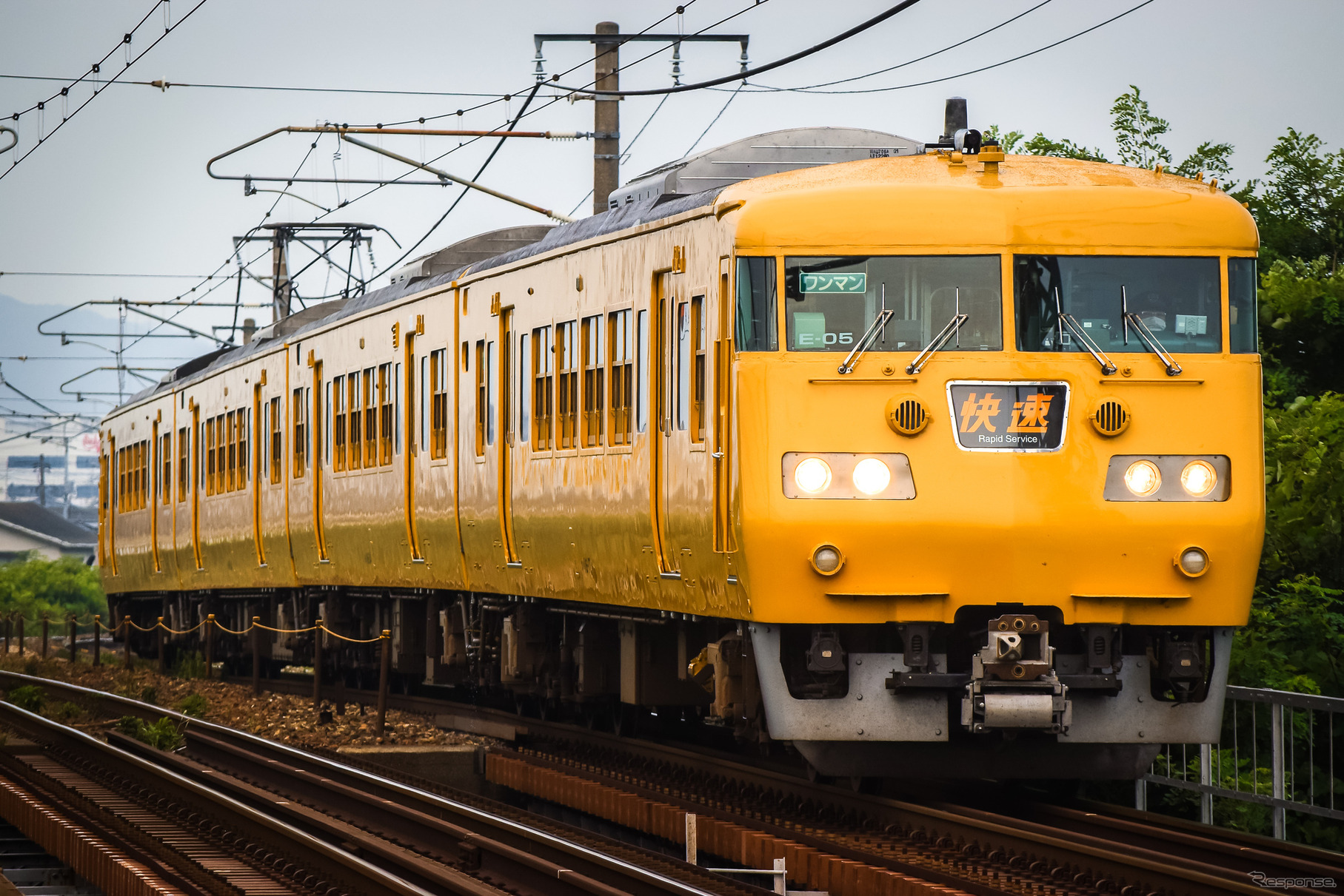 227系「Urara」の投入により定期運用から撤退する下関総合車両所岡山電車支所の国鉄型117系。現在、4両編成4本が在籍しており、2010～2015年に黄色塗色化されている。