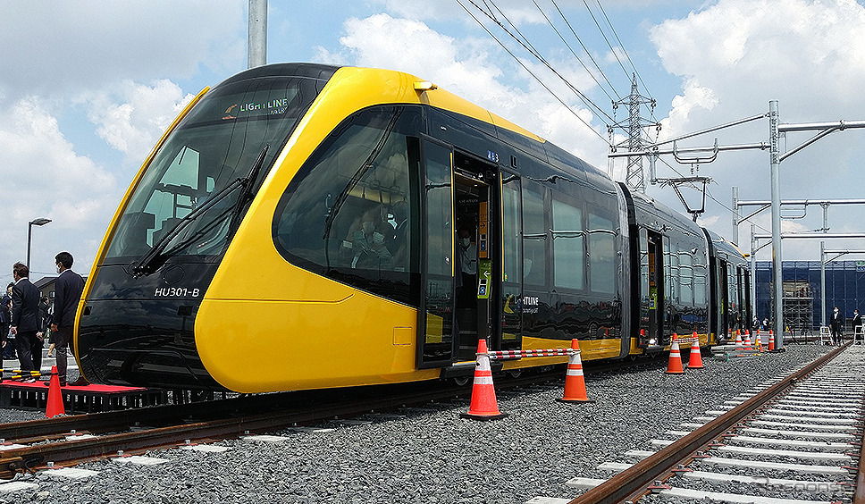 芳賀・宇都宮LRTに投入される3車体連接の超低床電車HU300形。17本が導入される。最高速度は40km/h。