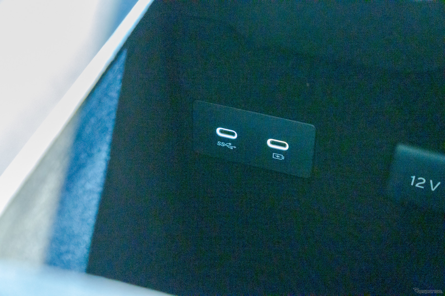 センターのグローブボックス内部には、USB-Cの充電端子が２個と12Vアウトレット。