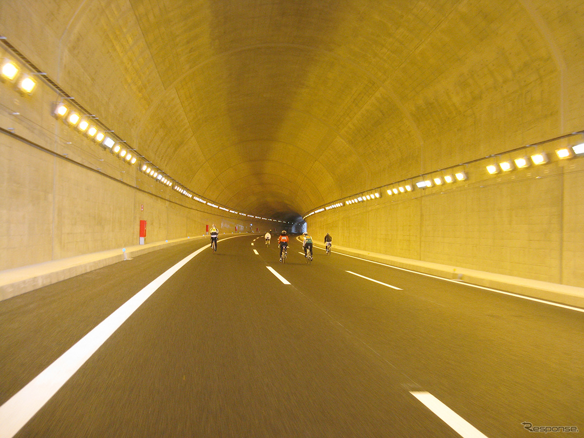 蛍光灯とナトリウム灯が使われるトンネル内部