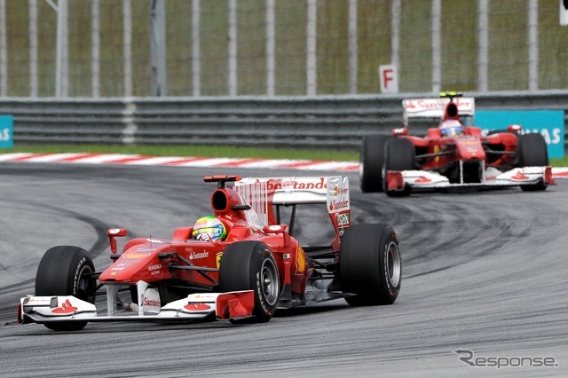 フェラーリの2台、マッサ（前）とアロンソ