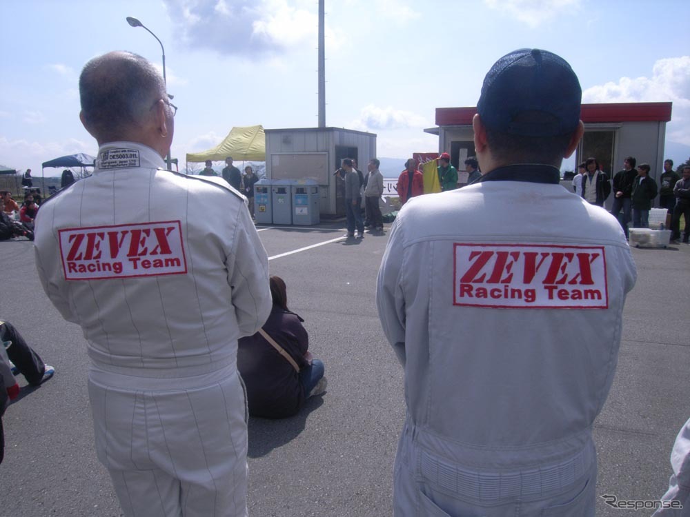 ZEVEXレーシングチームがミゼットIIベースのEV2台を供給している。