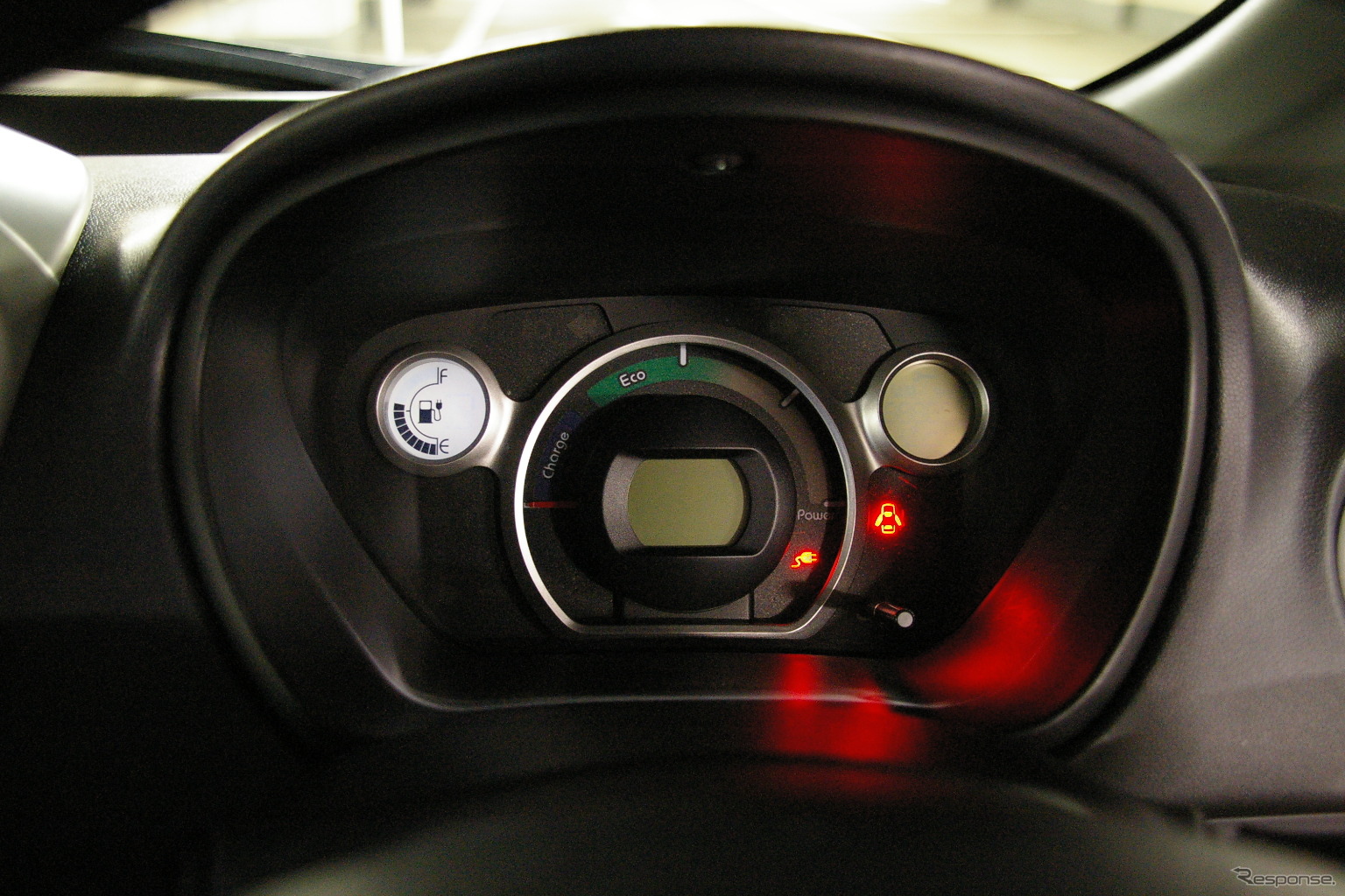 充電中のi-MiEVの車内。充電マークが点灯する