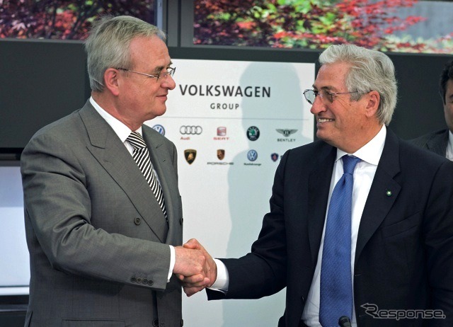 VWのヴィンターコルン会長（向かって左）とイタルデザインのジウジアーロ氏