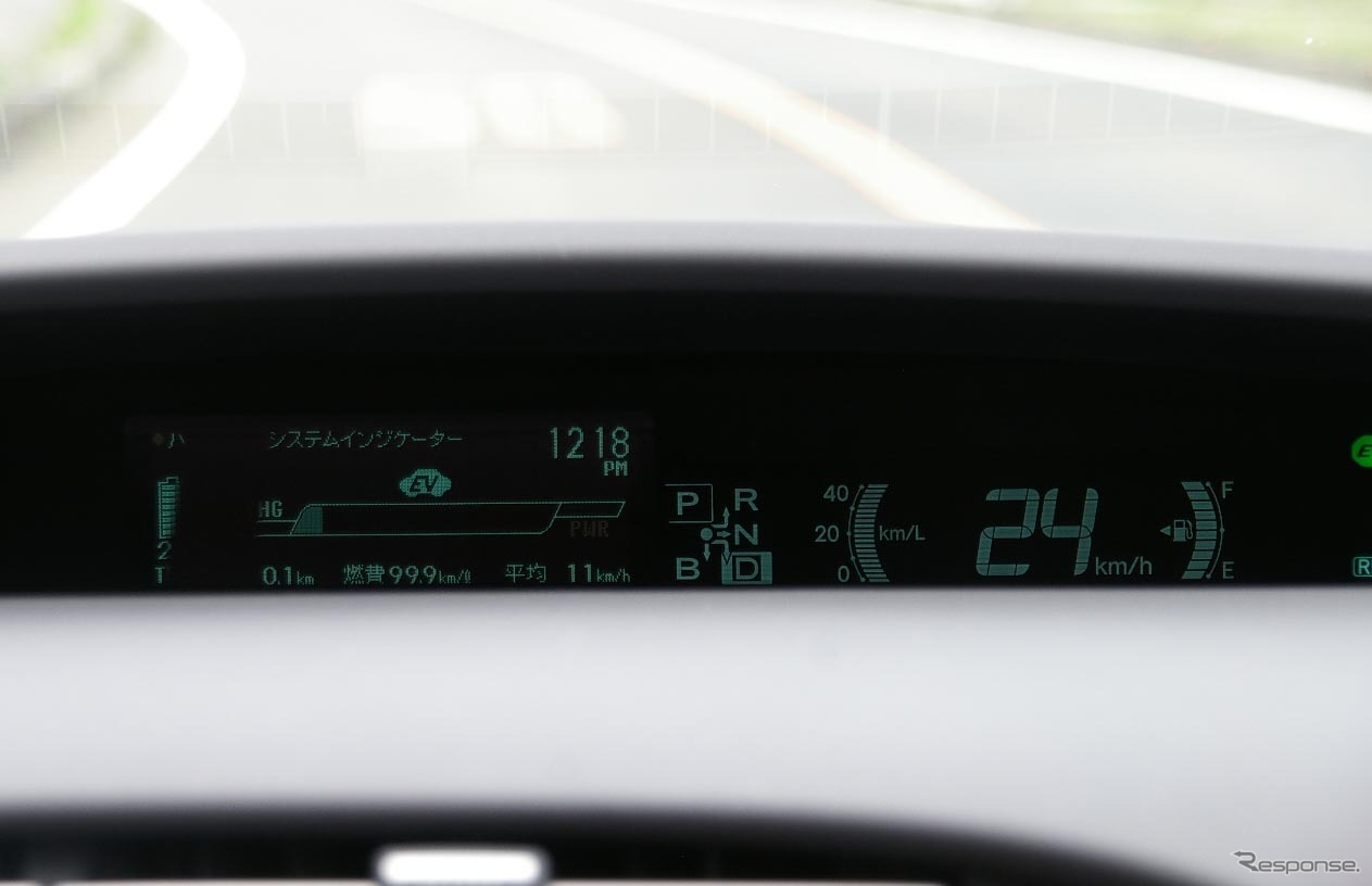 EV走行をしている限り燃費計の表示は「99.9km/リットル」だ。電池残量に気をつけながら走る。