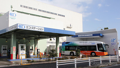 燃料電池バスが停車中の羽田水素ステーションと 京浜島エコ・ステーション