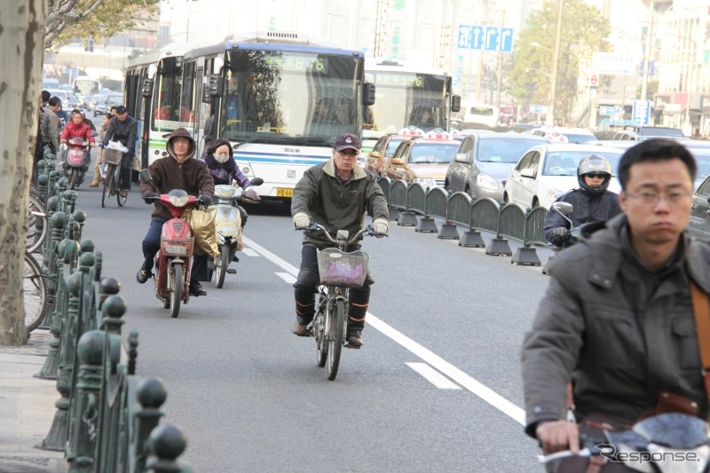 信号が変わると、まずエンジンバイクの集団がやってきて、その後ろに電動バイク・自転車が続き、直後に人力の自転車がくる。速度域で自然と集団がわかれる