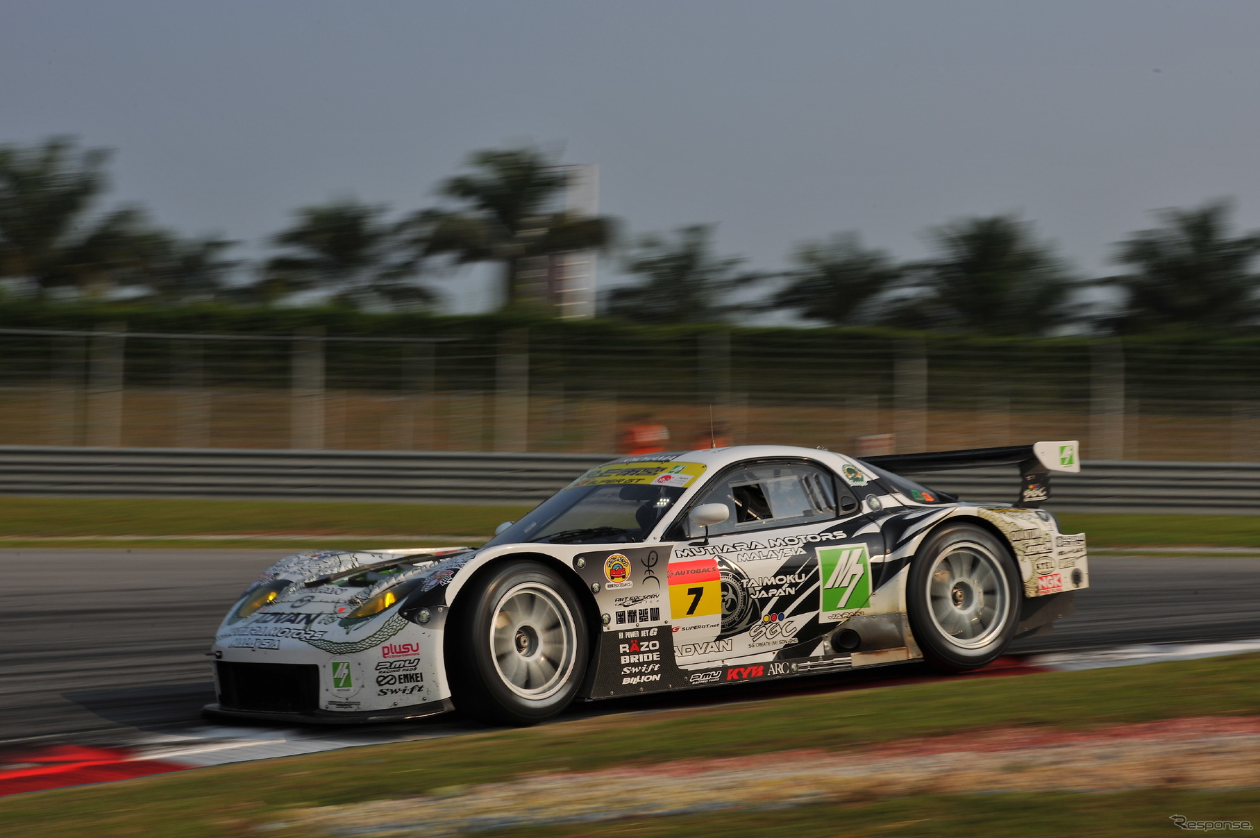ロータリーエンジン車「RX-7」でSUPER GTに参戦してきた、RE雨宮レーシングが撤退を発表（写真：2010のようす）