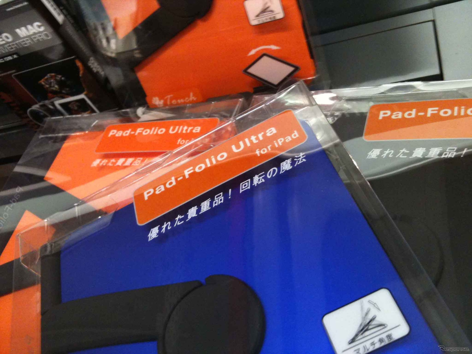 サードパーティー製のiPad用ホルダー。形状よりも記された日本語が気になる