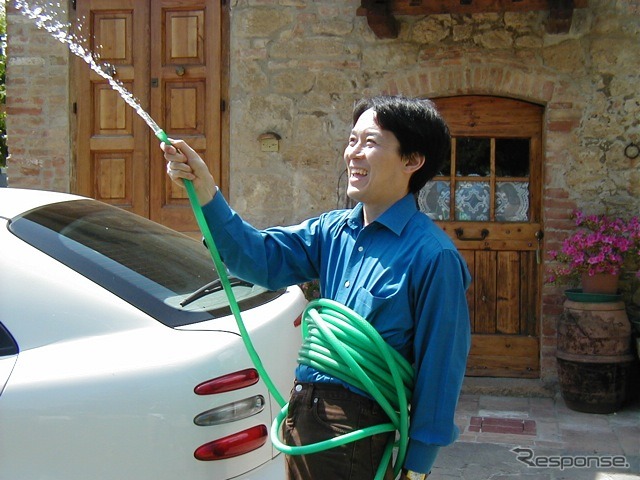 2003年、愛車だったフィアット・ブラーヴァを洗車する筆者