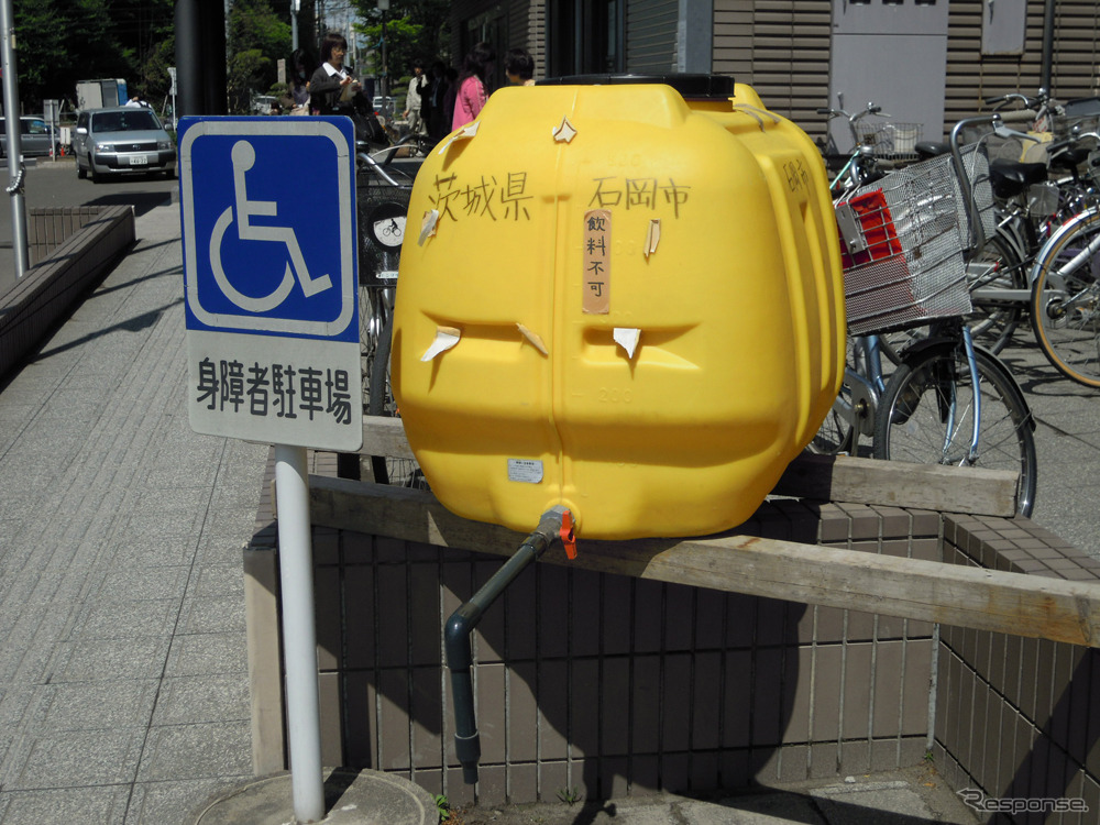 市役所前に設けられた給水所。茨城県石岡市と書かれている