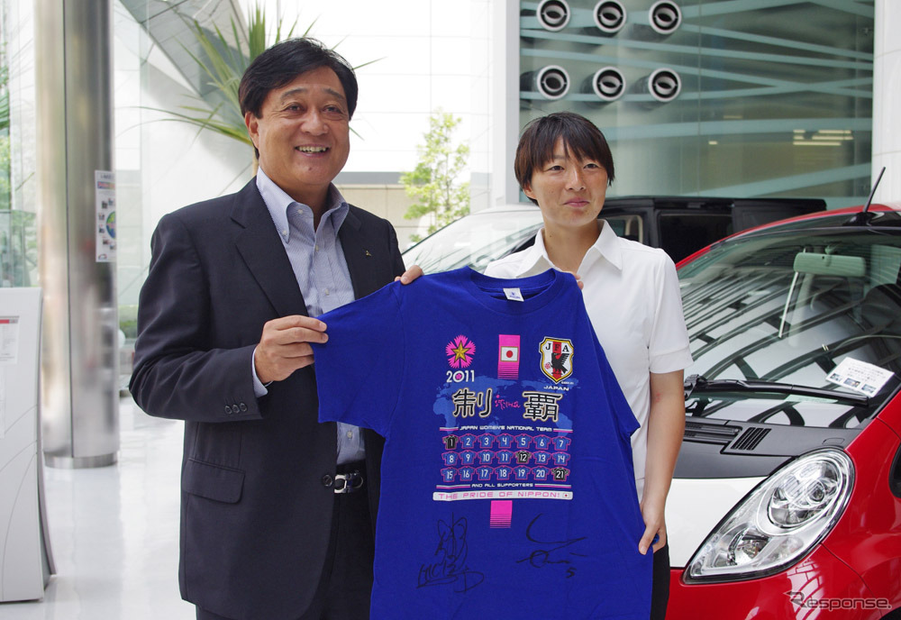 なでしこジャパンの矢野選手が9日、三菱自動車に凱旋報告。益子社長にサイン入りユニフォームがプレゼントされた。