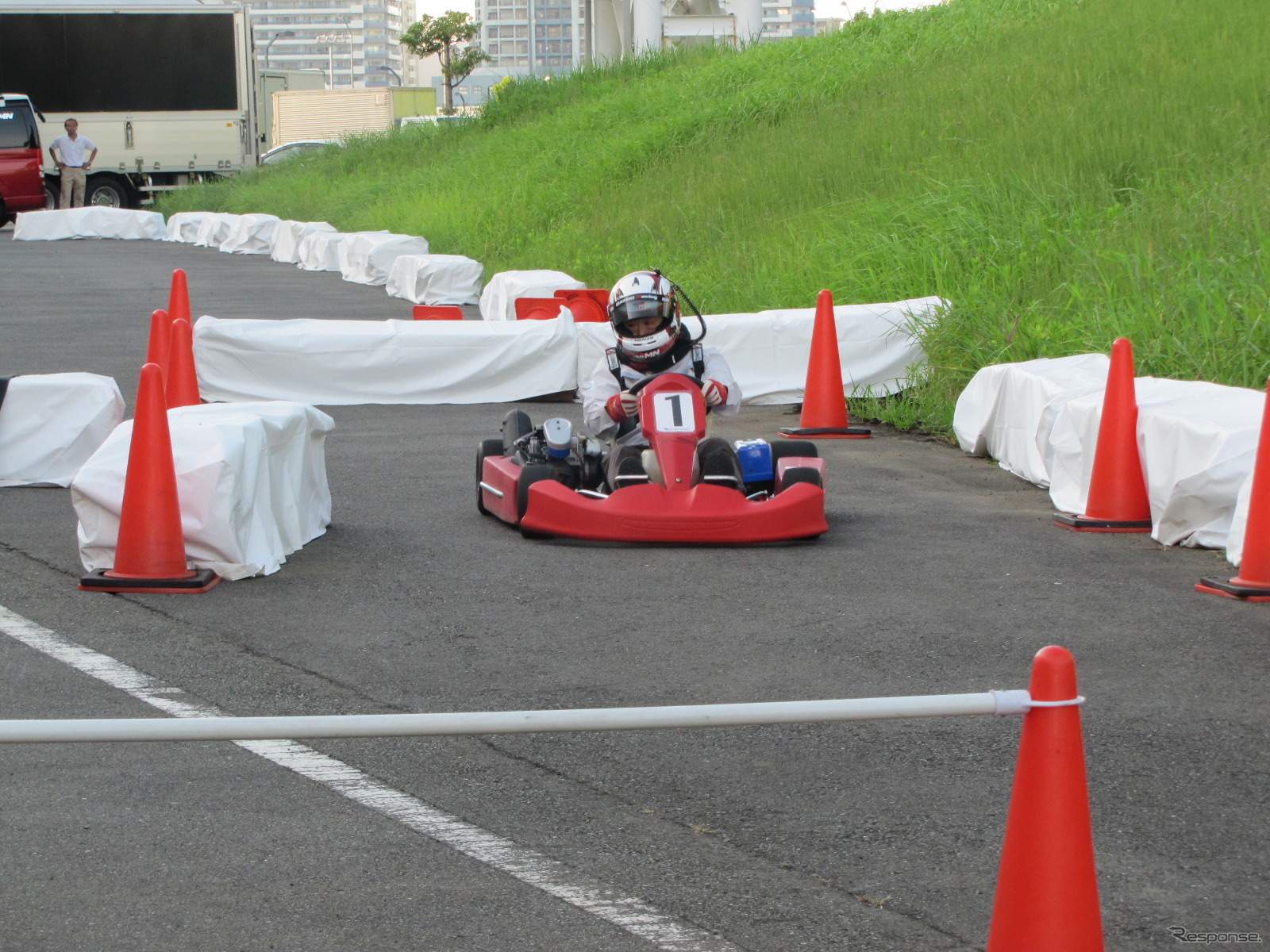 トヨタ自動車の豊田章男社長は9月8日、プレジャーボートの試乗会に参加した報道陣と横浜みなとみらいの特設コースでレーシングカートで対決をした。