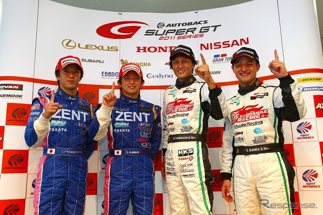 GT500優勝の立川・平手選手（左側）、GT300優勝の谷口・番場選手（右側）