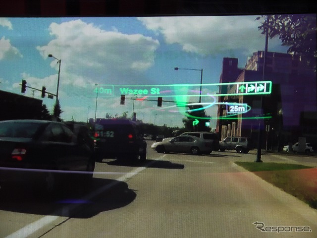 AR（拡張現実）を利用しており、曲がる交差点までの残距離もわかる仕組みになっている。