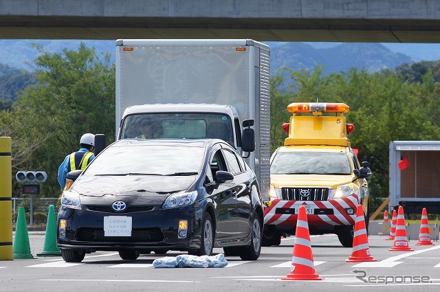 単独事故を起こしたクルマに後続車が衝突…というのはよくある事故形態。