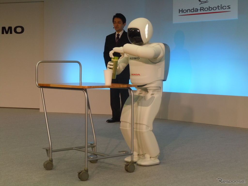 水筒のふたを開ける新型ASIMO
