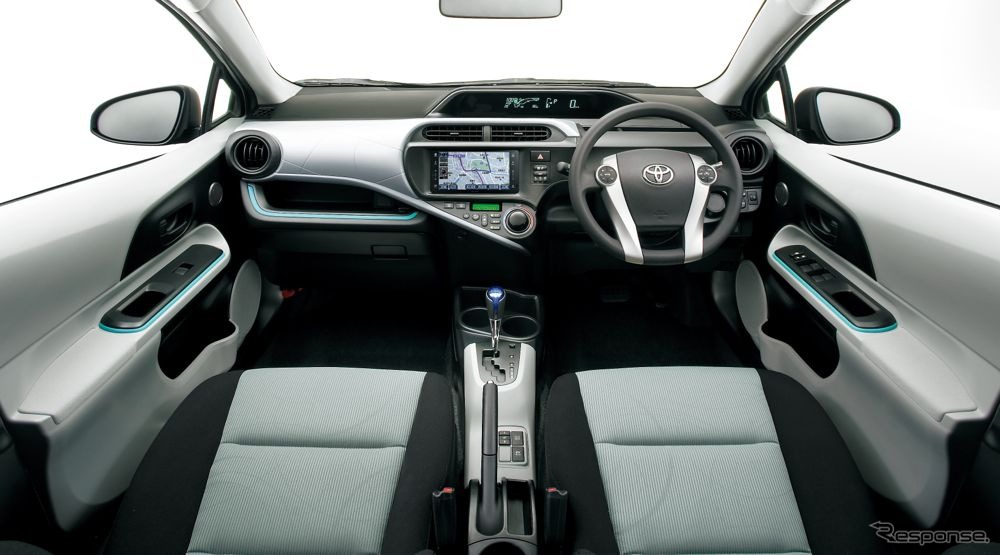 トヨタは、東京モーターショーでコンパクトモデルのハイブリッドカーを初公開する（写真：トヨタ アクア）