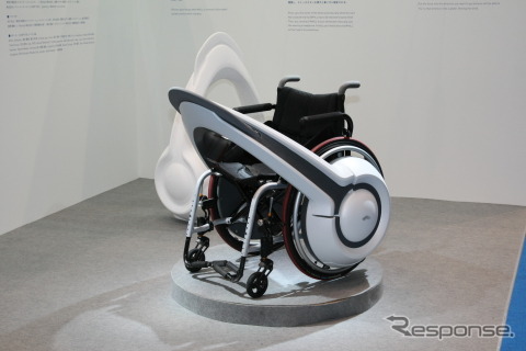 市販の車いすに装着する電動駆動システム、WHILL（東京モーターショー11）