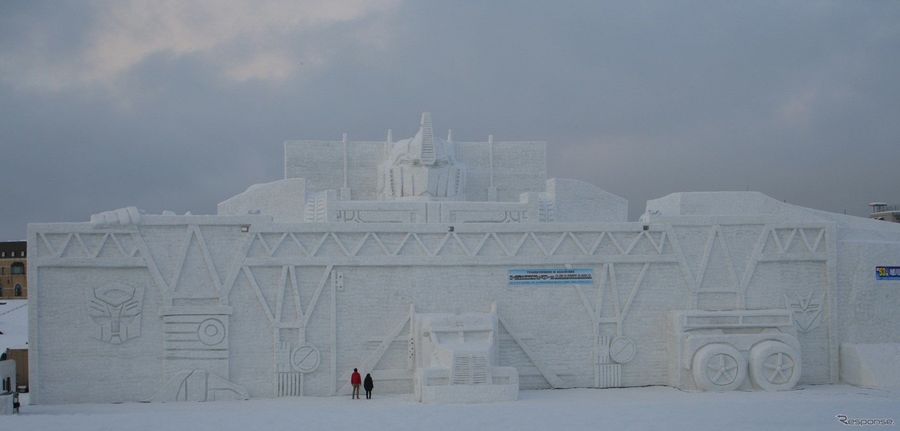 「トランスフォーマー」を模した世界最大級の雪像