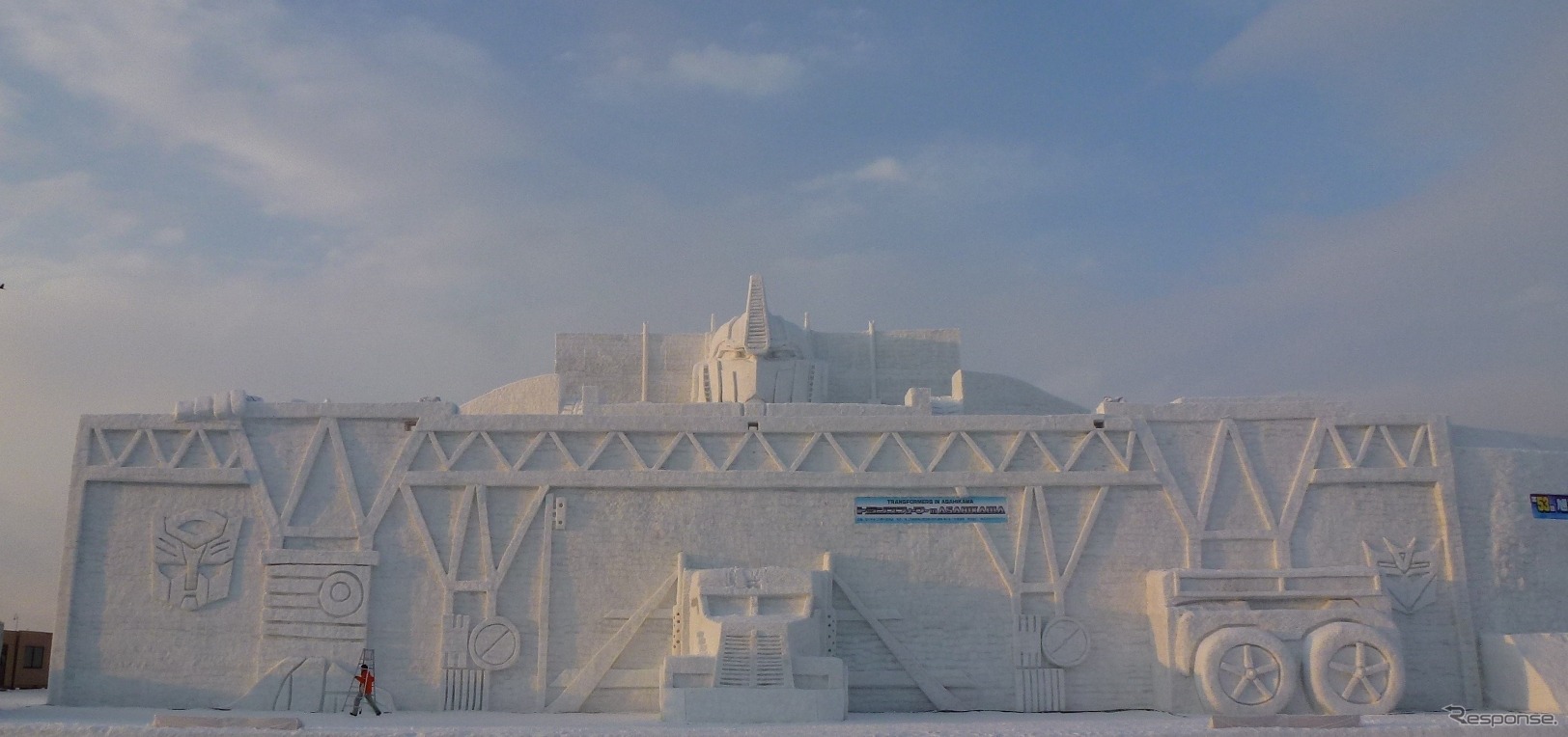 「トランスフォーマー」を模した世界最大級の雪像。7日、夕日が差す。