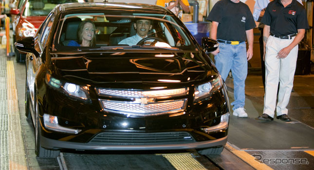 2010年8月、GMの工場でボルトを試乗するオバマ大統領