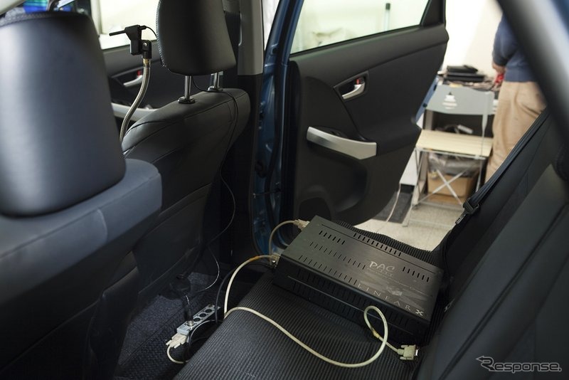 2. 音響測定器で車内の音場を分析する。ソニックデザインでは標準のプリウスでは測定済みだったが、プリウスPHVでは初の施工例だったため、念のため測定を行った。ディーラーでの取付作業では行われない。