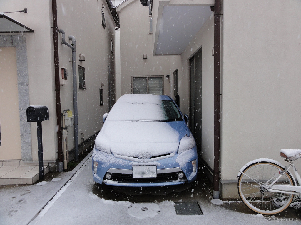 これは東京に雪が降った日のプリウスPHV。この日ではないが、マイルーム機能をつかって車内に閉じこもりオーディオの設定に集中した。ご近所さんと目があってご挨拶も。