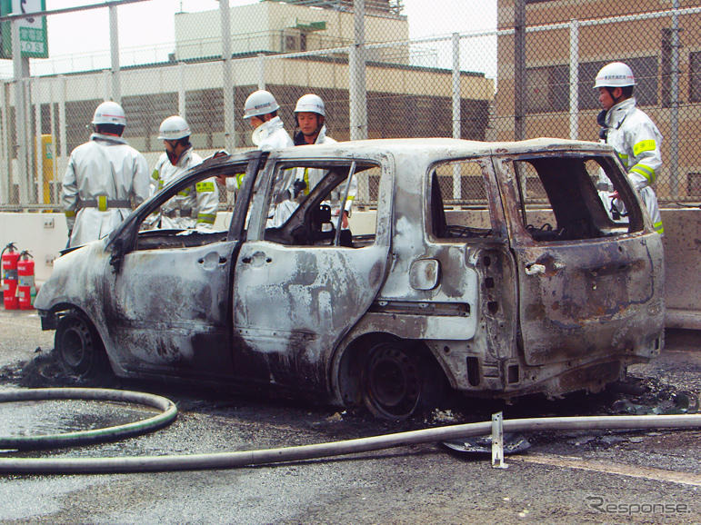 布団を巻き込んで車両火災に