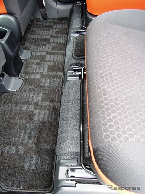 トヨタ ウィッシュ 高背はシート下に燃料タンクの出っ張りがあり、後ろ寄りにセットすると足引き性に難あり