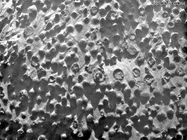 このほど火星で発見された球形粒子（顕微鏡写真）。