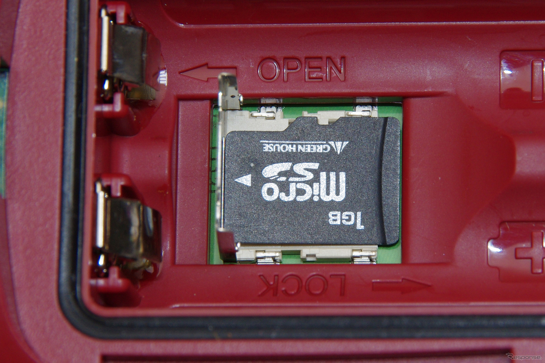 電池を取り出すとその下にマイクロSDカードスロットがある。写真データや移動軌跡データを保存することができる。