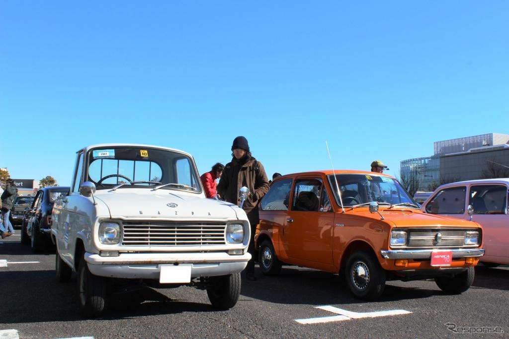 マツダ・B360トラック(左)と三菱・ミニカ70(右)