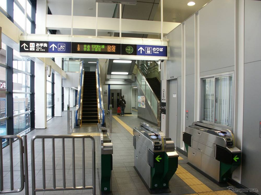 足立小台駅の改札口。写真左側に自動改札機を1機増設する。