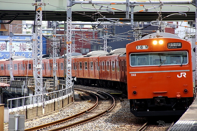 天満駅に進入する103系（2013年4月末）
