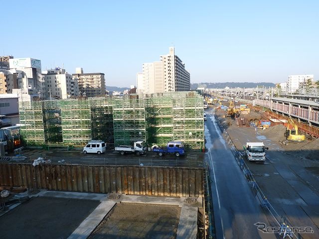富山駅構内で工事が進む北陸新幹線の高架橋（左）。