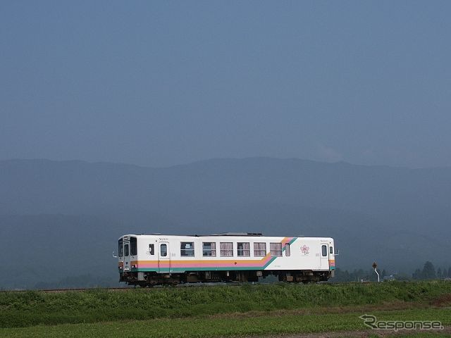 山形鉄道フラワー長井線を走るYR-880形。「東北ローカル線パス」は一部の第三セクター鉄道や私鉄も利用できる。