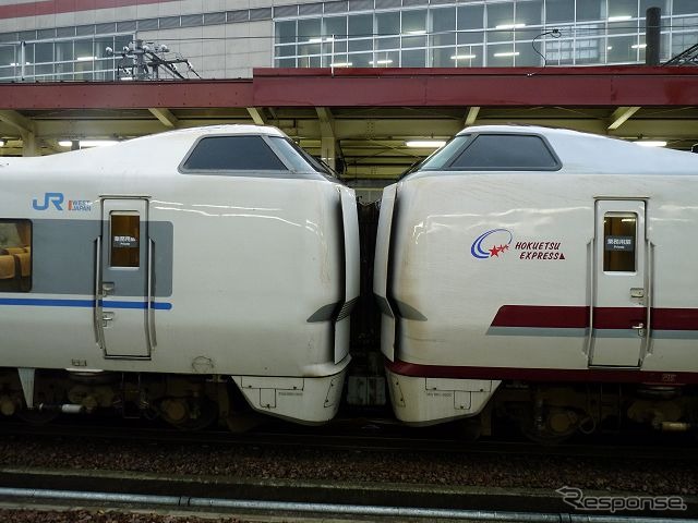 681系はJR西日本所属車の0番台（左）と北越急行所属車の2000番台が存在する。仕様は同じだが、塗装が異なる。JR西日本車と北越急行車の混結編成も見られる。（越後湯沢駅）