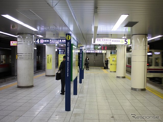 九段下駅の東京メトロ半蔵門線押上方面（左）と都営地下鉄新宿線新宿方面（右）のホーム。中央の壁が撤去され同じホームでの乗り換えが可能になった。