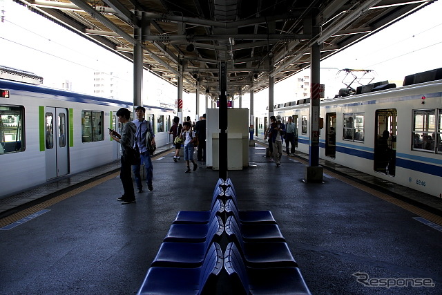 今年度中に6編成増備される予定の東武野田線用60000系（左）