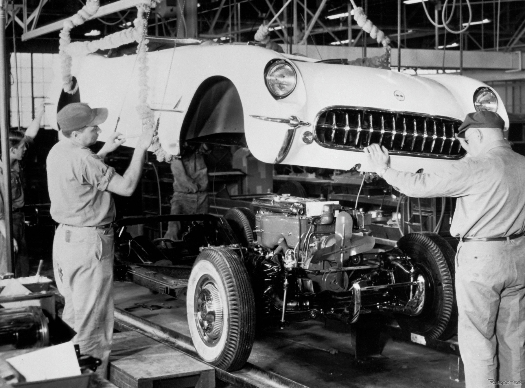 1953年6月30日、米国ミシガン州フリント工場でラインオフした初代コルベット