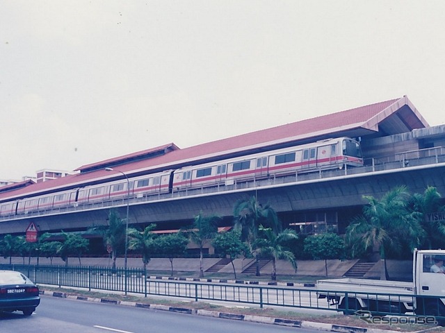 MRT南北線イーシュン駅に停車中のC151系（1994年）。