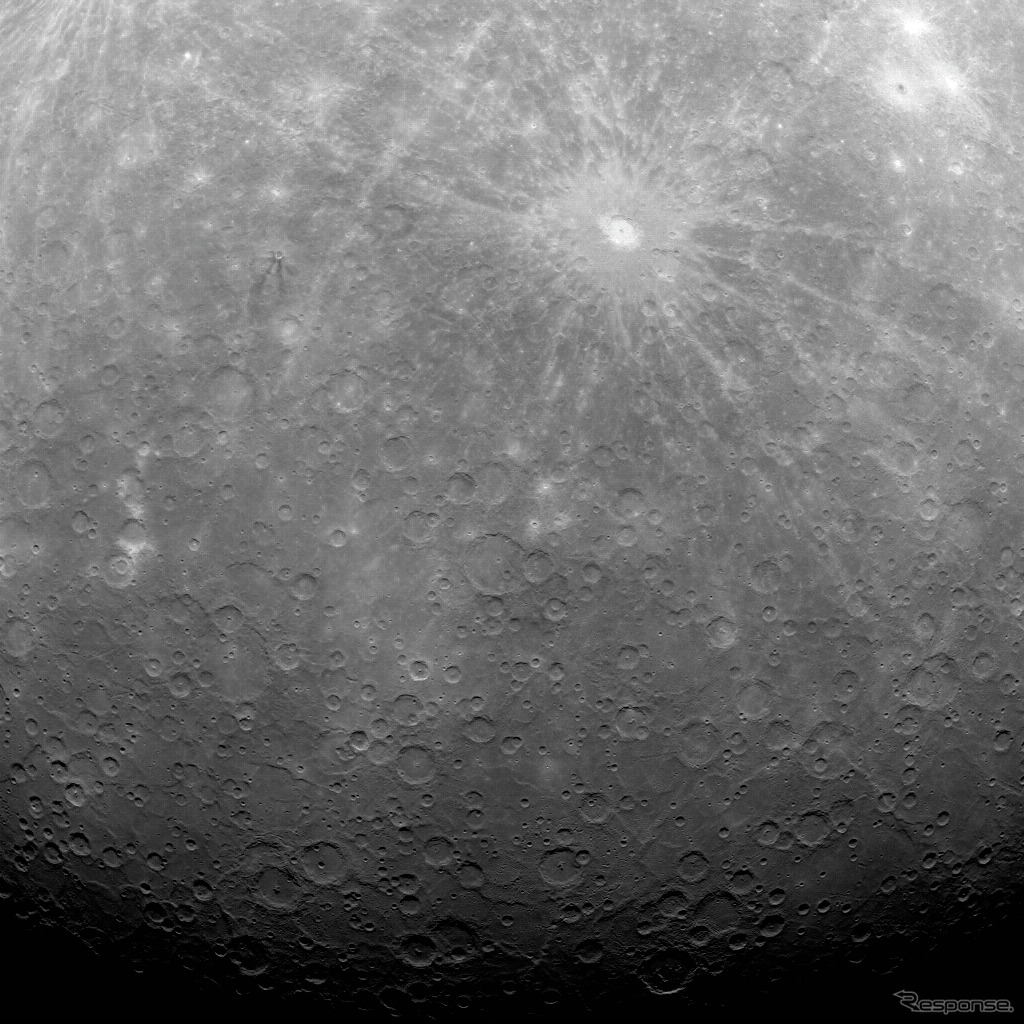 2011年3月29日、水星周回軌道に入ったメッセンジャーが送信した初の水星表面の画像。