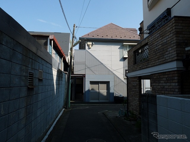 新奥沢駅構内の線路とホームがあったと見られる路地。民家が立て込んでいて、駅の名残らしきものは見当たらない。