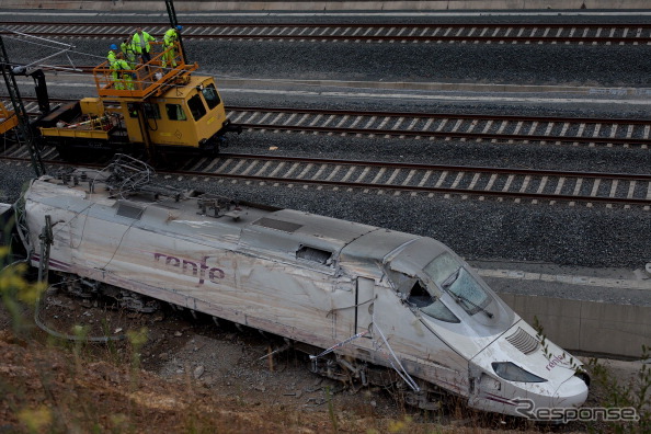 スペイン高速列車事故で大破した機関車