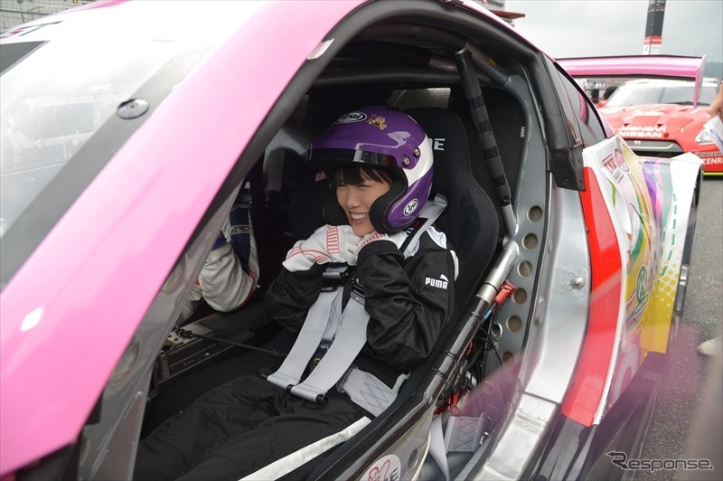 ももクロ、痛車でサーキット体験…日本一速い男の運転に「すごくよい感じ」