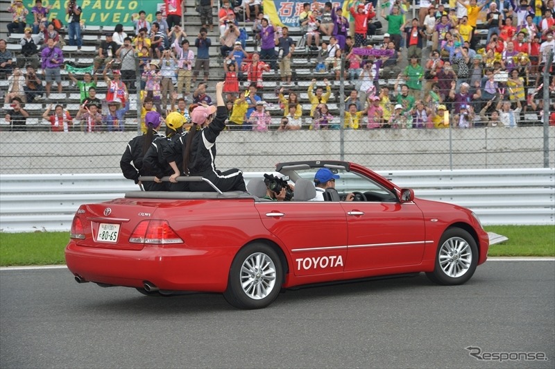 ももクロ、痛車でサーキット体験…日本一速い男の運転に「すごくよい感じ」
